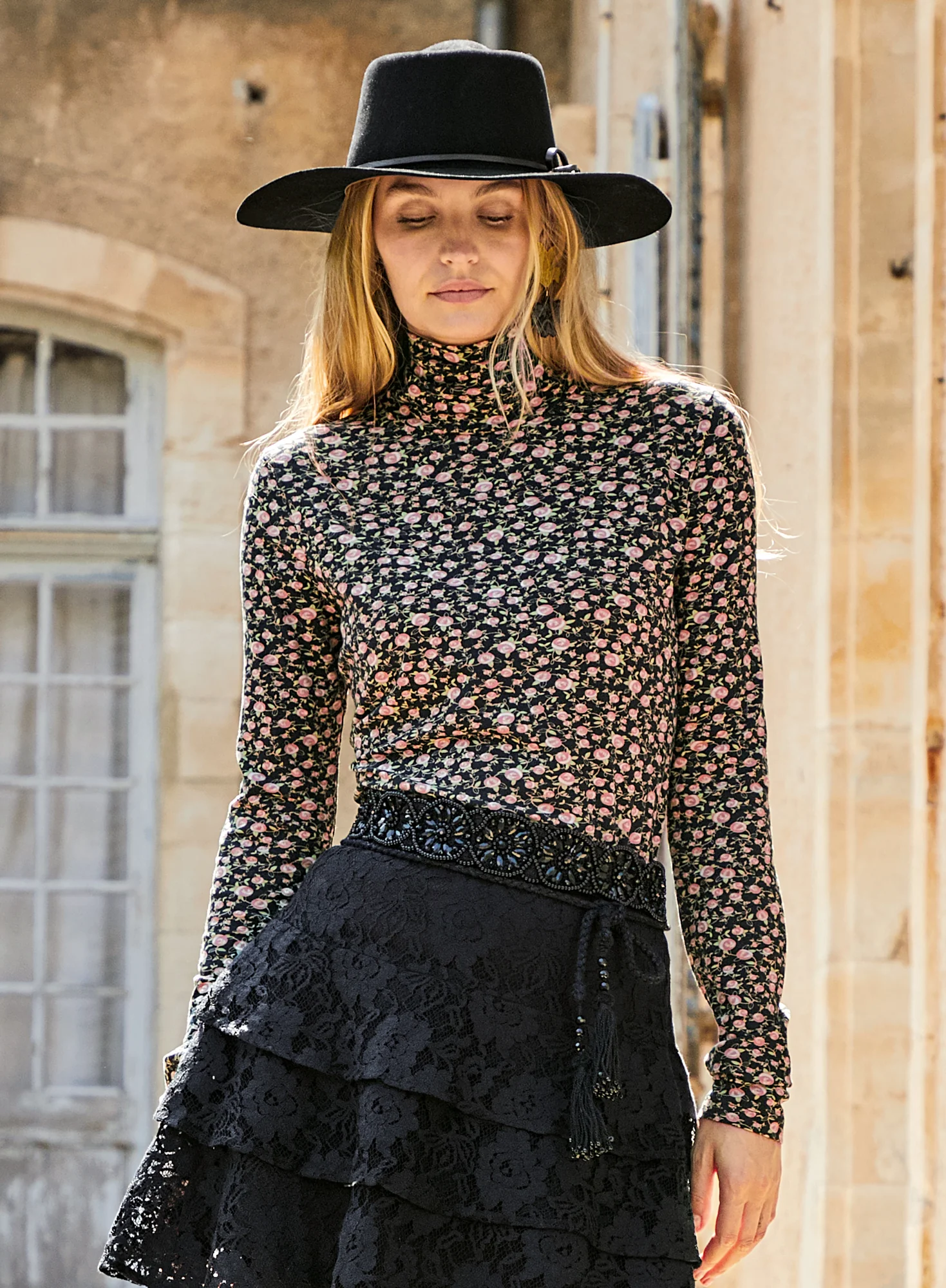 Rosette T-Neck