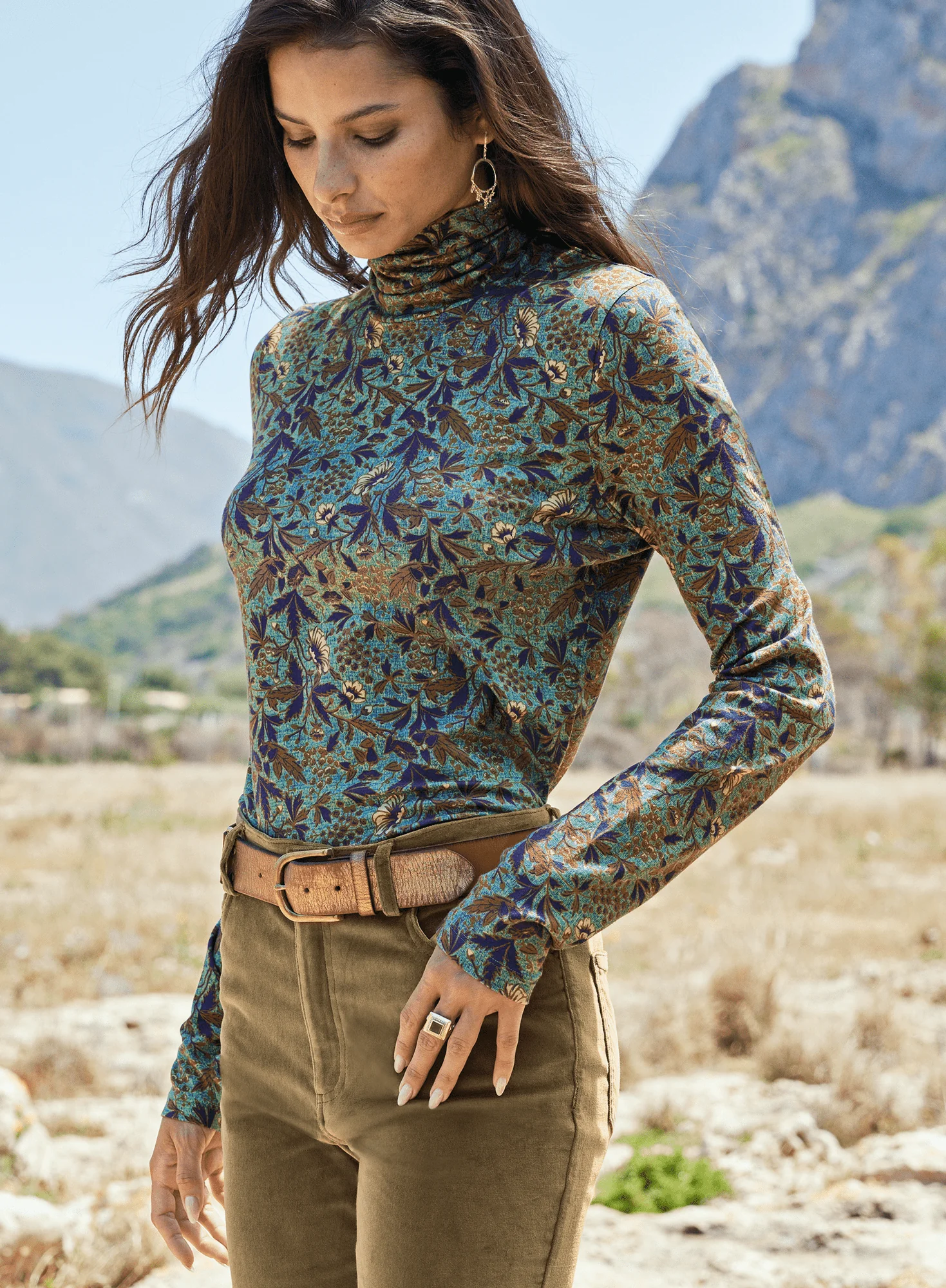 Vining Rosette T-Neck